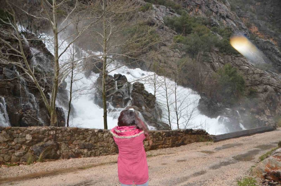 Toroslar’da Yağış Bereketi Kuruyan Üzümdere Irmağını Yeniden Canlandırdı, Şelaleler Coştu