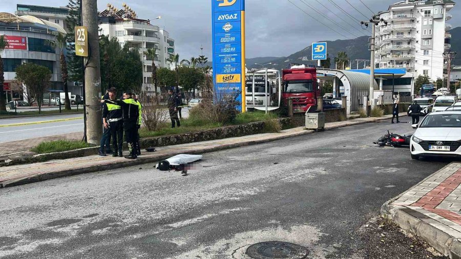 Alanya’da Ölümle Sonuçlanan Trafik Kazası Güvenlik Kamerasına Yansıdı