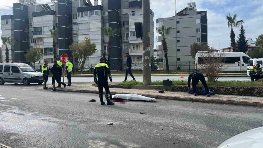 Antalya’da Hafif Ticari Araç Motosikletle Çarpıştı: 1 Ölü