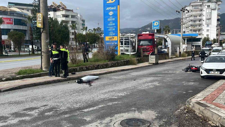 Antalya’da Hafif Ticari Araç Motosikletle Çarpıştı: 1 Ölü