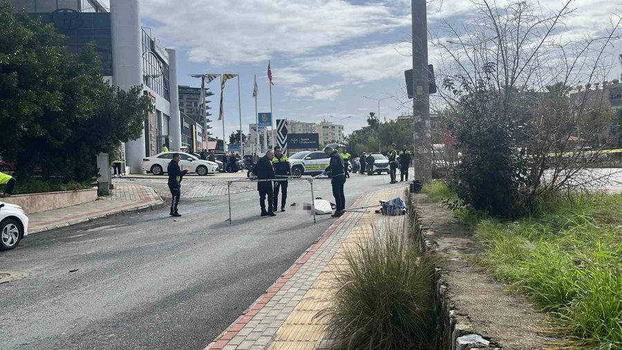 Antalya’da Hafif Ticari Araç Motosikletle Çarpıştı: 1 Ölü