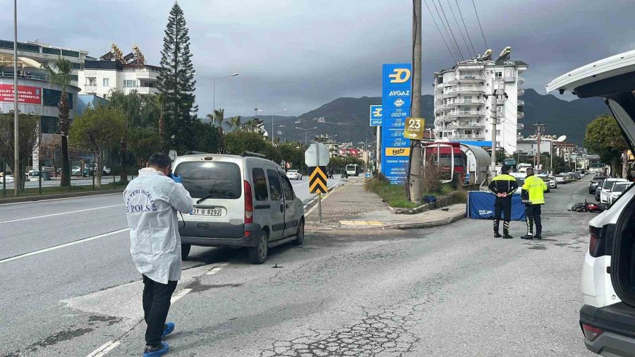 Antalya’da Hafif Ticari Araç Motosikletle Çarpıştı: 1 Ölü