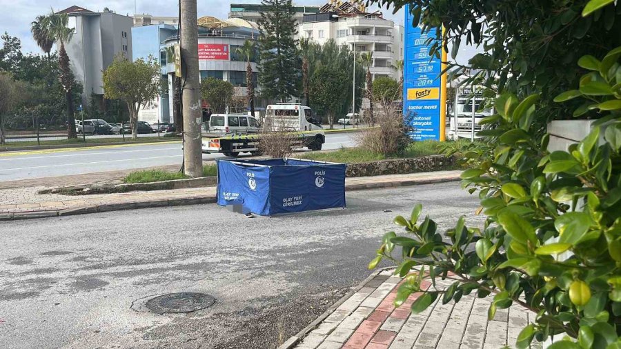 Antalya’da Hafif Ticari Araç Motosikletle Çarpıştı: 1 Ölü