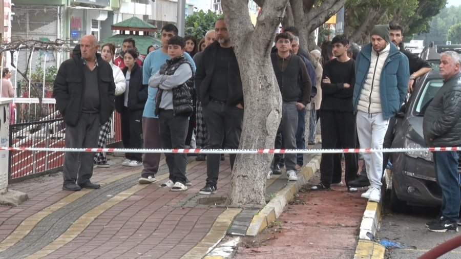 Mobilya İmalathanesindeki Yangında 3 Kişi Dumandan Etkilendi