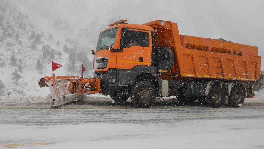 Antalya-konya Kara Yolunda Kar Yağışı Aralıklarla Devam Ediyor