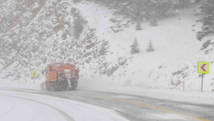 Antalya-konya Kara Yolunda Kar Yağışı Aralıklarla Devam Ediyor