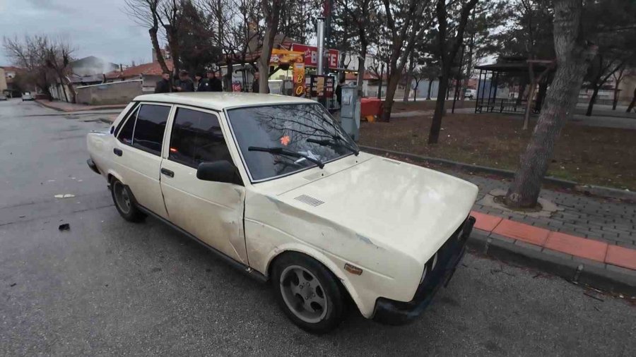 Karaman’da Bir Sürücünün Park Halindeki Otomobile Aracıyla Çarparak Kaçtığı Anlar Kameraya Yansıdı