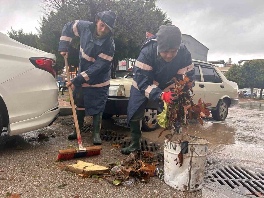 Kepez Belediyesi Sağanak Yağışlara Karşı Seferber Oldu