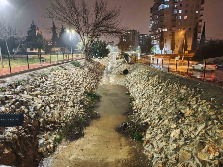 Kepez Belediyesi Sağanak Yağışlara Karşı Seferber Oldu