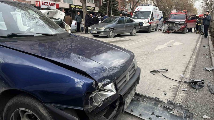 Kamyonet, Kırmızı Işıkta Bekleyen 7 Aracın Arasına Daldı: 2 Yaralı