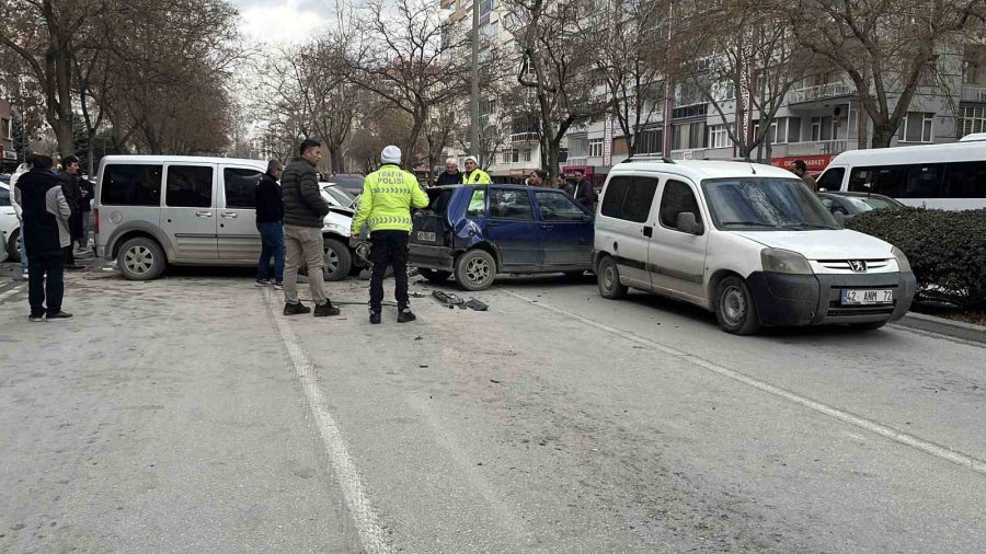 Kamyonet, Kırmızı Işıkta Bekleyen 7 Aracın Arasına Daldı: 2 Yaralı
