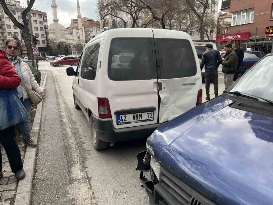 Kamyonet, Kırmızı Işıkta Bekleyen 7 Aracın Arasına Daldı: 2 Yaralı