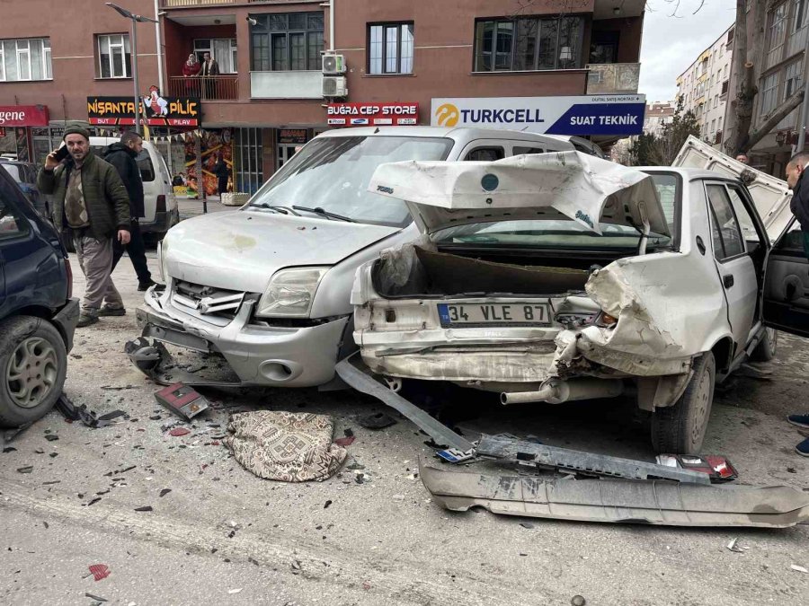 Kamyonet, Kırmızı Işıkta Bekleyen 7 Aracın Arasına Daldı: 2 Yaralı