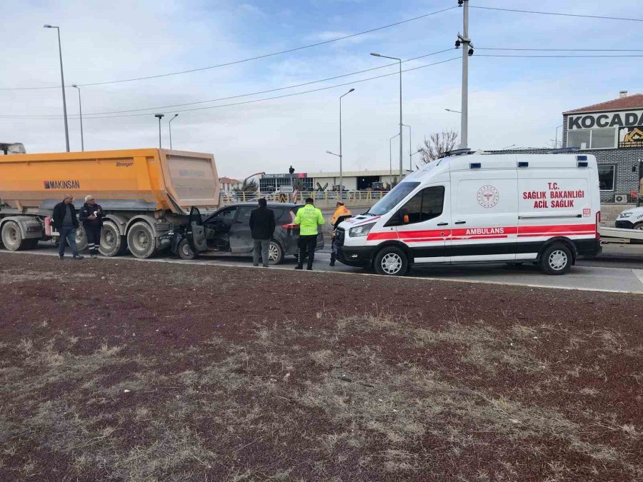 Otomobil, Kırmızı Işıkta Bekleyen Tıra Çarptı: 1 Yaralı