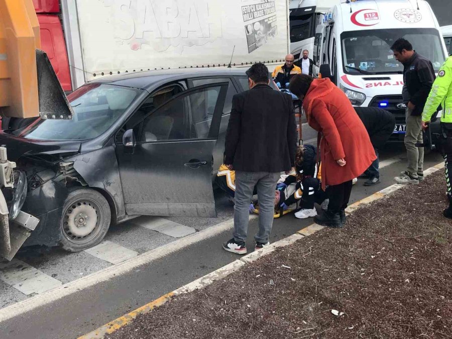 Otomobil, Kırmızı Işıkta Bekleyen Tıra Çarptı: 1 Yaralı