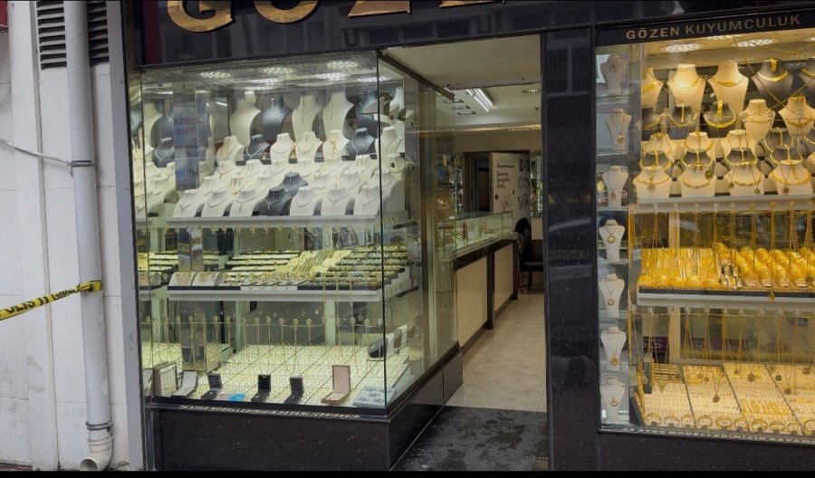 Kuyumcuda Silahlı Soygun: Önce 1 Kilo İstedi, Sonra 100 Gramlık Külçeyi Alıp Kaçtı