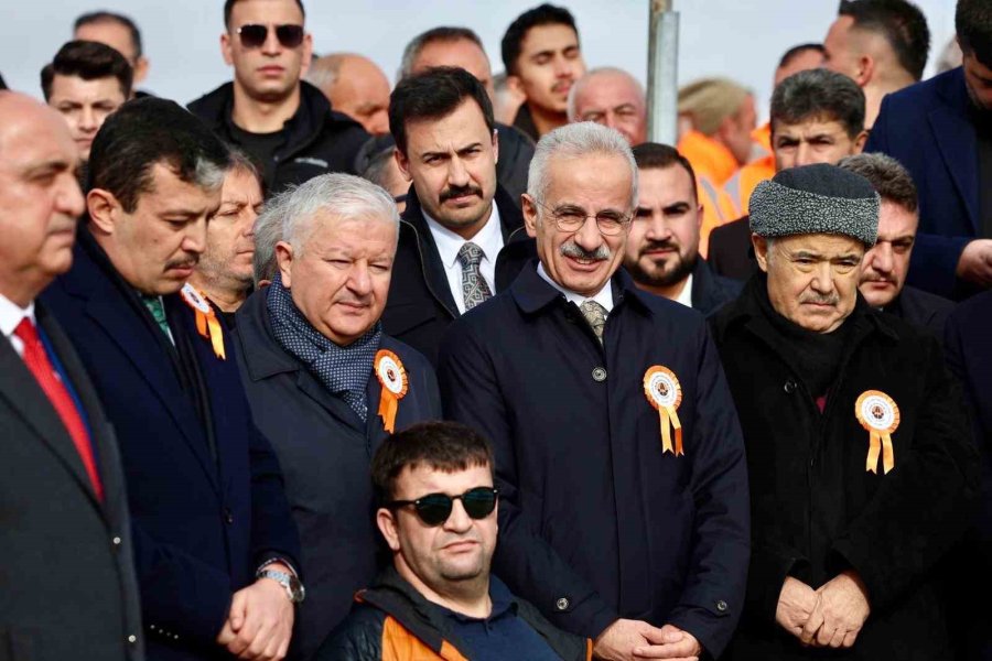 Bakan Uraloğlu: "bölünmüş Yol Ağını 30 Bin Kilometrenin Üzerine Çıkarmanın Gururunu Yaşıyoruz"