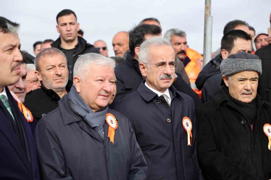 Bakan Uraloğlu: "bölünmüş Yol Ağını 30 Bin Kilometrenin Üzerine Çıkarmanın Gururunu Yaşıyoruz"