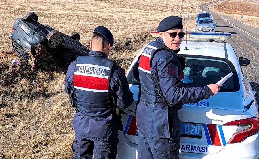 Aksaray’da Takla Atan Otomobilin Sürücüsü Yaralandı
