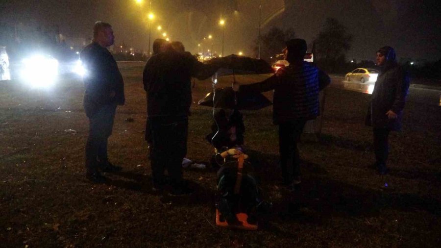 Yoldan Çıkan Lüks Otomobil Refüjdeki Çukura Düştü:3 Yaralı