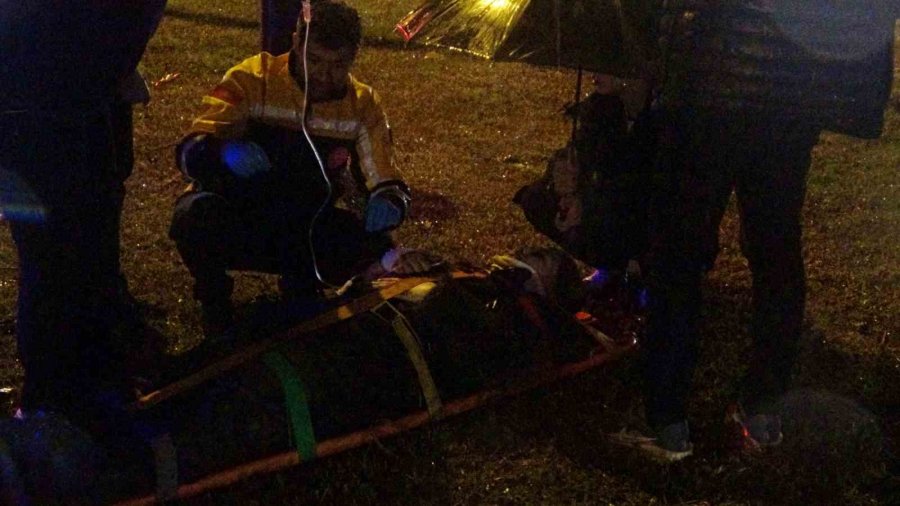 Yoldan Çıkan Lüks Otomobil Refüjdeki Çukura Düştü:3 Yaralı