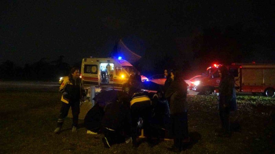 Yoldan Çıkan Lüks Otomobil Refüjdeki Çukura Düştü:3 Yaralı