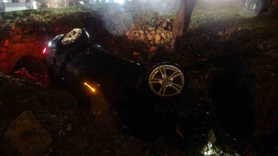 Yoldan Çıkan Lüks Otomobil Refüjdeki Çukura Düştü:3 Yaralı