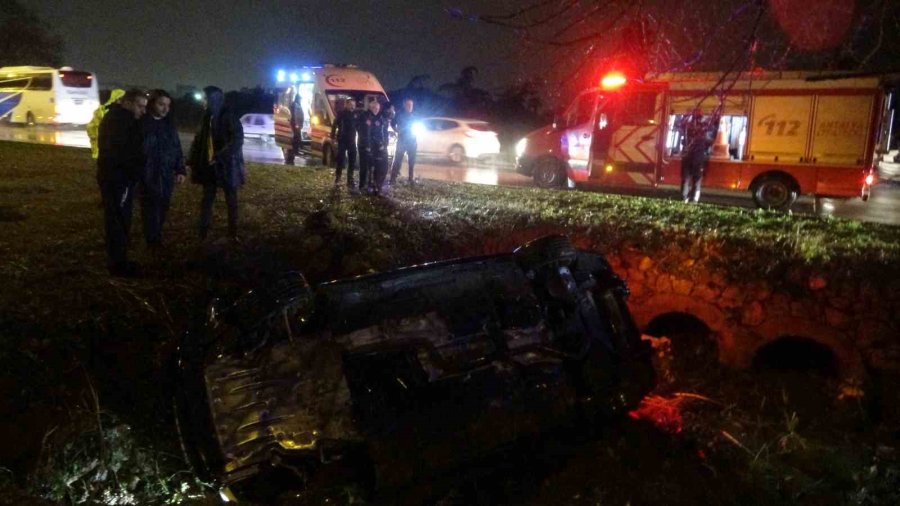 Yoldan Çıkan Lüks Otomobil Refüjdeki Çukura Düştü:3 Yaralı