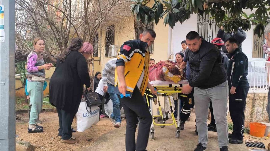 Foseptik Çukuruna Düşen Genç Kız, Yardım Çığlıklarına Koşan Vatandaşlar Tarafından Kurtarıldı