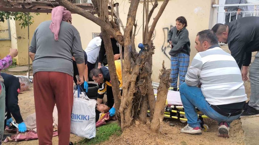 Foseptik Çukuruna Düşen Genç Kız, Yardım Çığlıklarına Koşan Vatandaşlar Tarafından Kurtarıldı