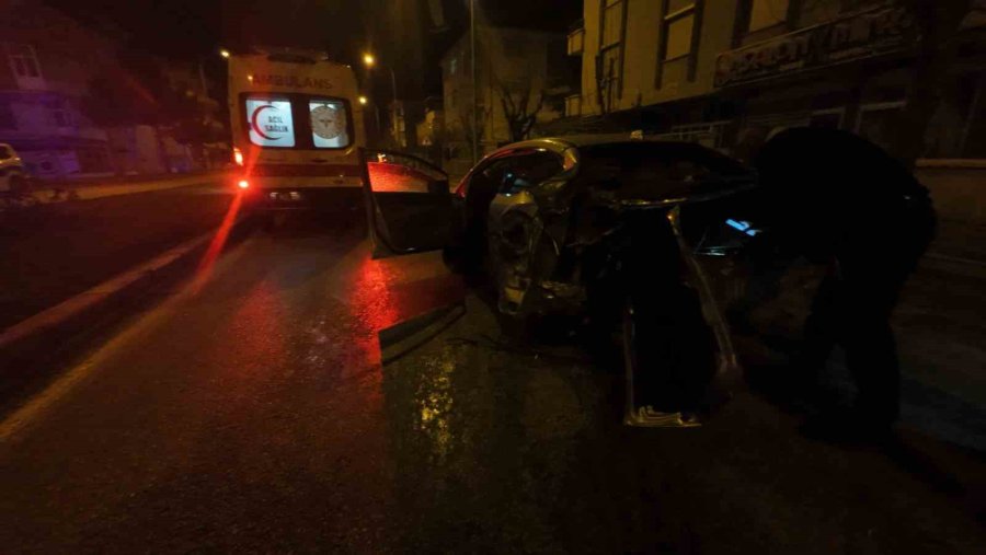 Kaza Yapan Otomobilin Dönerek Savrulduğu Anlar Kameraya Yansıdı: 2 Yaralı