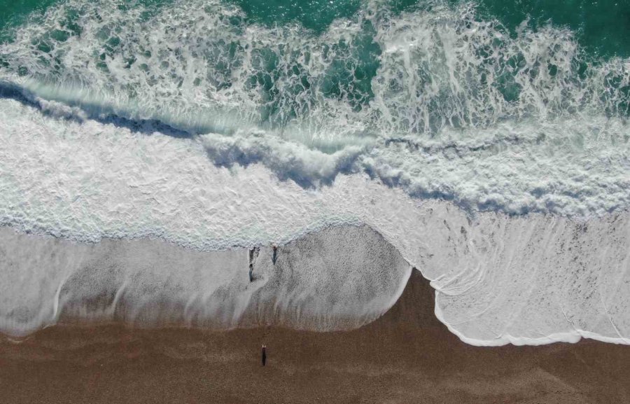 Bir Hafta Aradan Sonra Güneşi Gören Antalyalılar Sahile Akın Etti