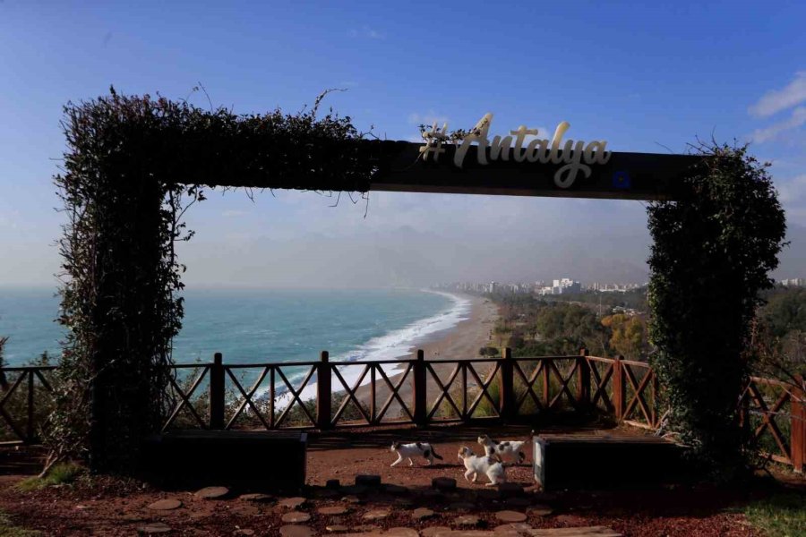 Bir Hafta Aradan Sonra Güneşi Gören Antalyalılar Sahile Akın Etti