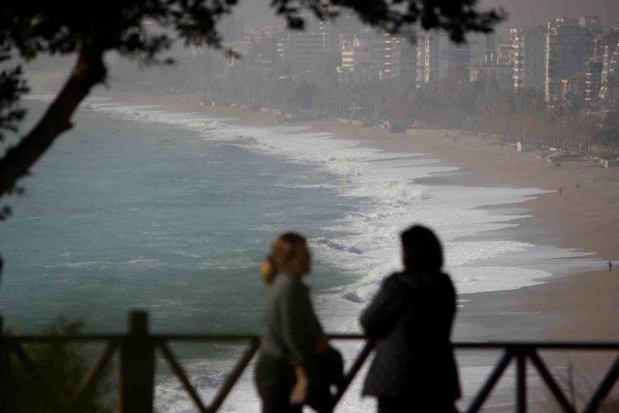 Bir Hafta Aradan Sonra Güneşi Gören Antalyalılar Sahile Akın Etti