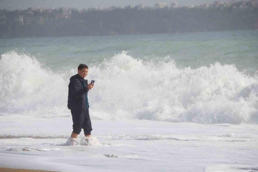 Bir Hafta Aradan Sonra Güneşi Gören Antalyalılar Sahile Akın Etti