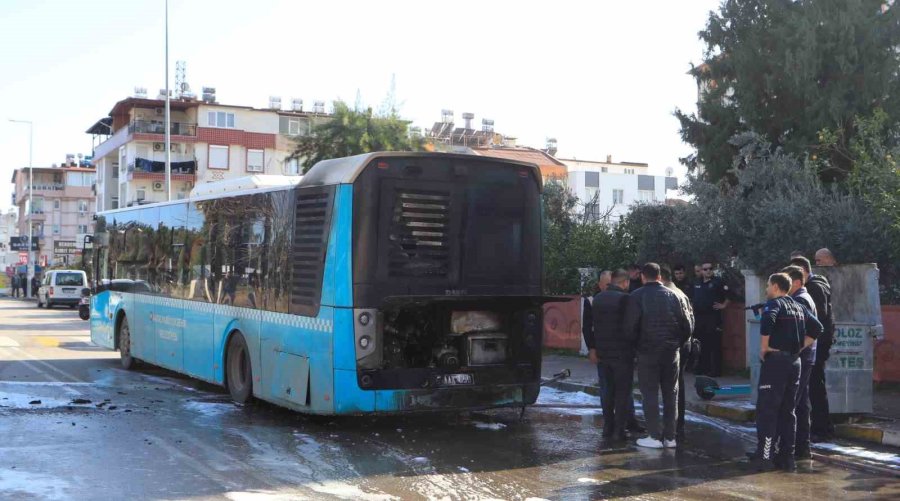 Antalya’da Seyir Halindeki Halk Otobüsü Alevlere Teslim Oldu