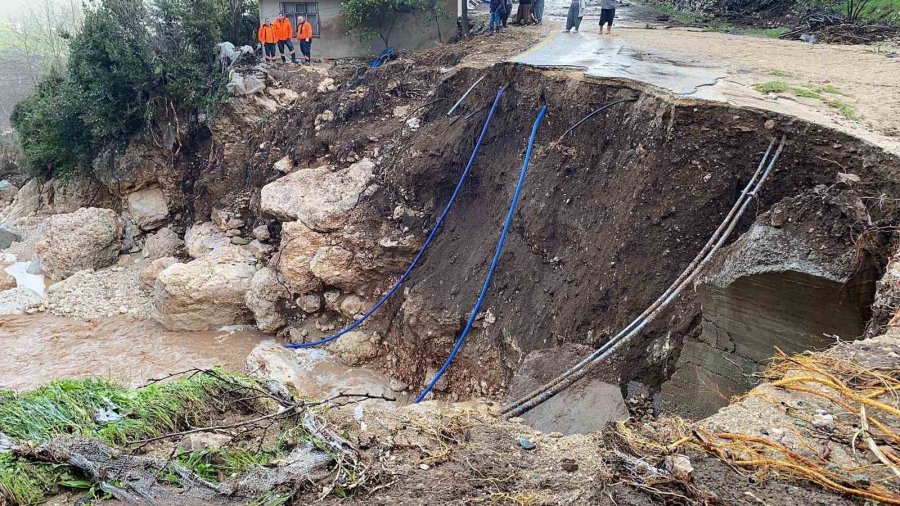 Selde Mahsur Kalan Vatandaş Kepçeyle Kurtarıldı