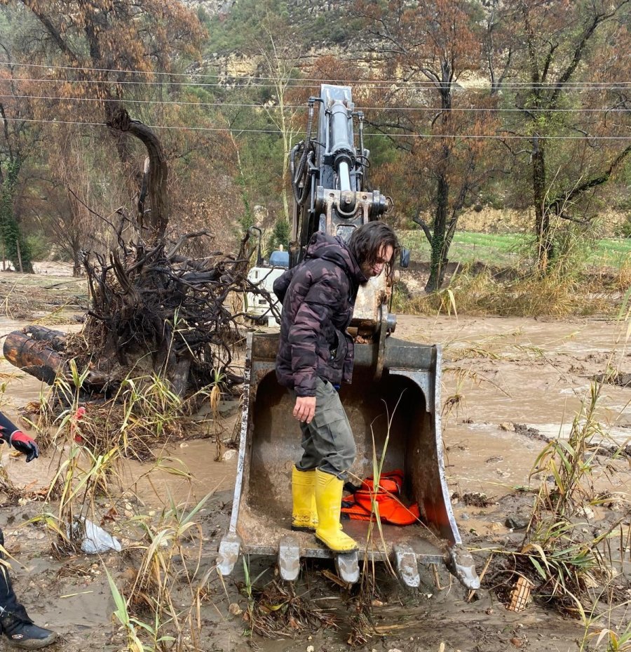 Selde Mahsur Kalan Vatandaş Kepçeyle Kurtarıldı
