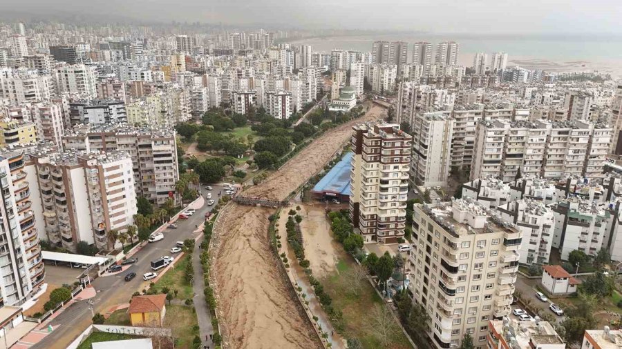 Mersin’de Ekipler Sel Mesaisinde