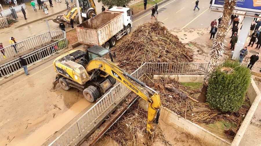 Mersin’de Ekipler Sel Mesaisinde