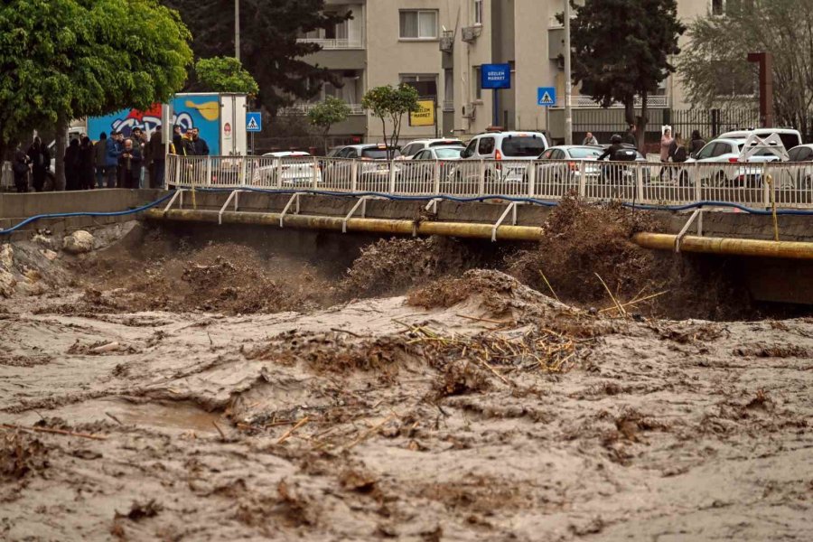 Mersin’de Ekipler Sel Mesaisinde