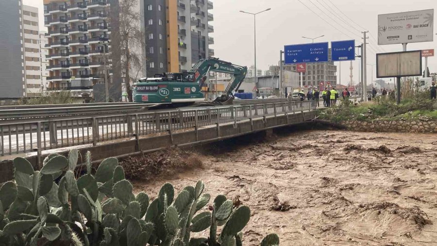 Erdemli’de Şiddetli Yağış Sele Neden Oldu