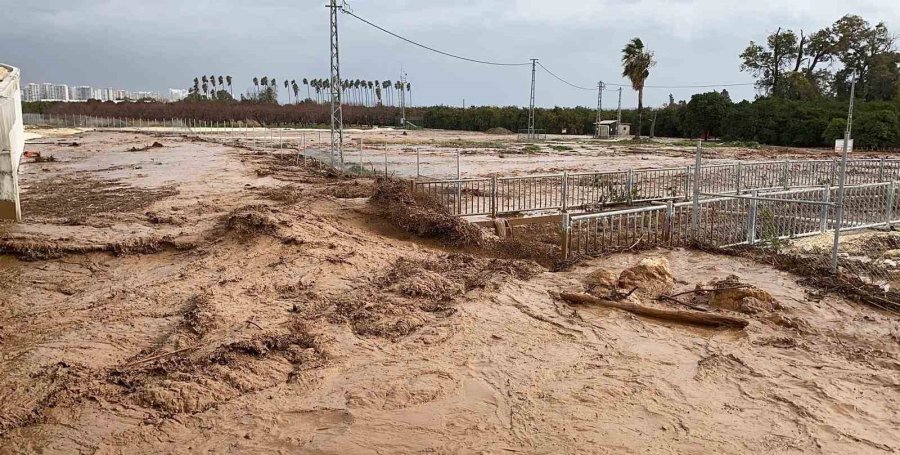 Erdemli’de Şiddetli Yağış Sele Neden Oldu