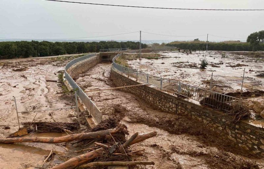 Erdemli’de Şiddetli Yağış Sele Neden Oldu