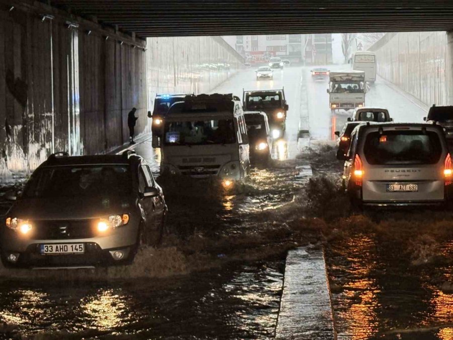 Tarsus’ta Sağanak Yağış Etkili Oluyor
