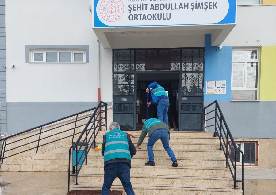 Beyşehir’de Yükümlüler Ara Tatilde Okulları Temizledi