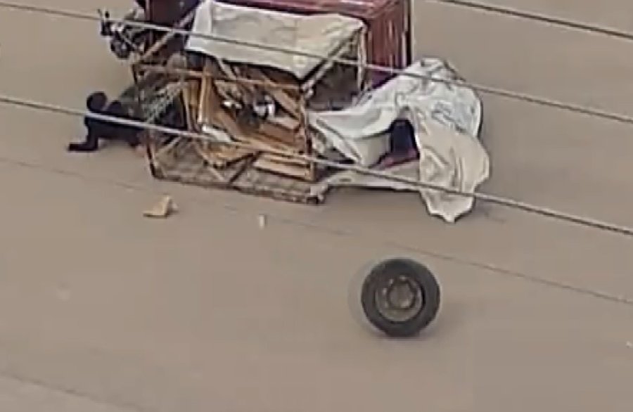 Çocuğun Kullandığı Elektrikli Motosiklet Yola Devrildi, O Anlar Kamerada