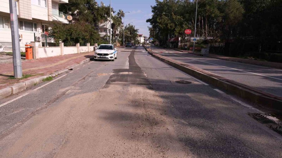 Yağış Sonrası Bozulan Yollar Onarılıyor