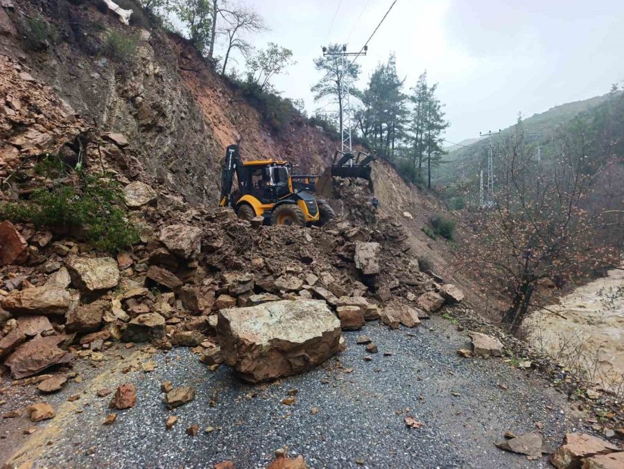 Yağış Sonrası Bozulan Yollar Onarılıyor