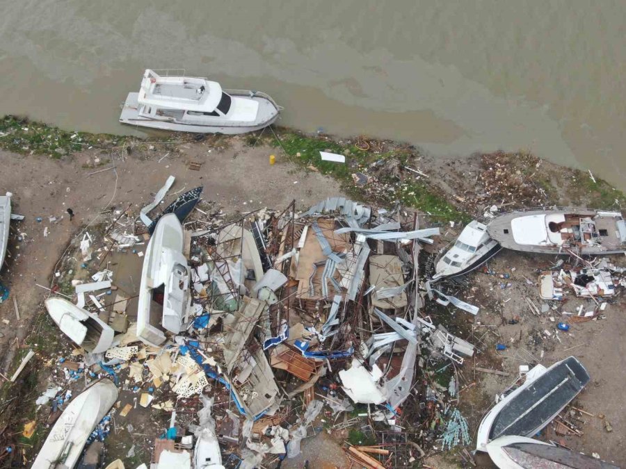 Antalya’da Hortumun Vurduğu Tekneler Vinçlerle Kurtarılıyor